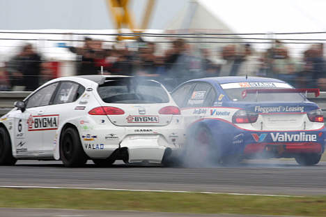 Jan Magnussen i duel med Jason Watt.